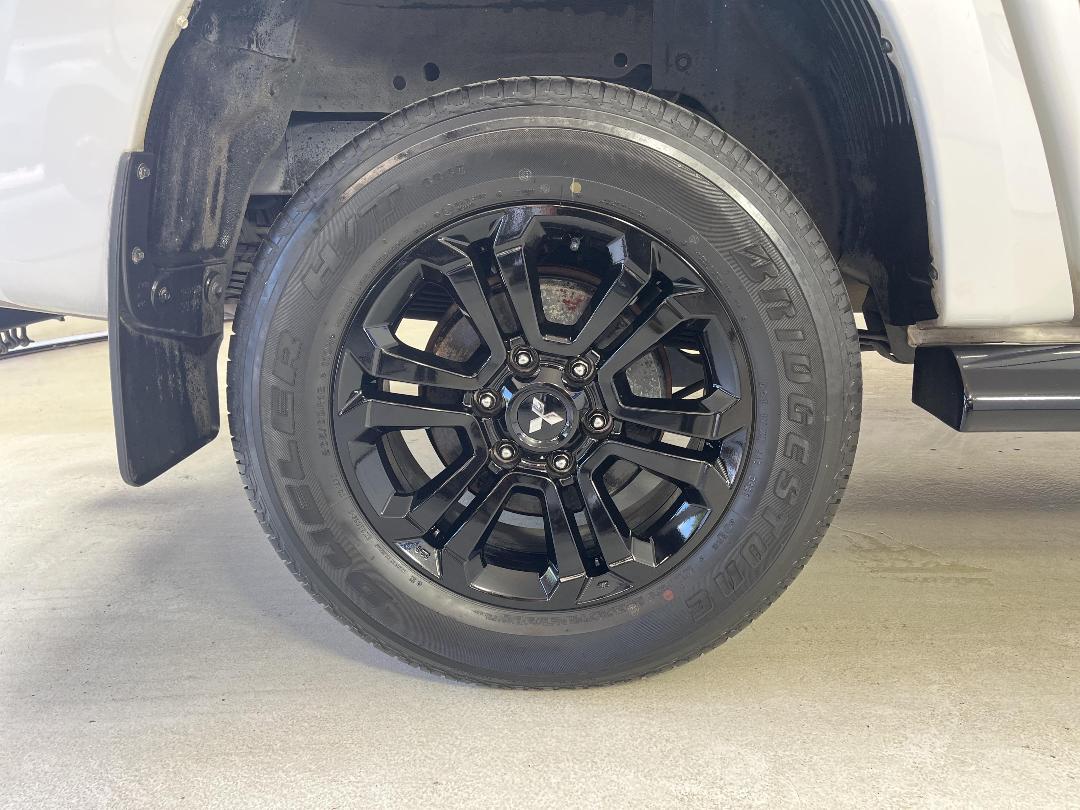 Photo '12' of Mitsubishi Triton