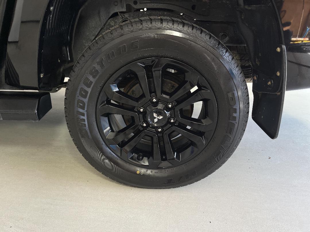 Photo '11' of Mitsubishi Triton