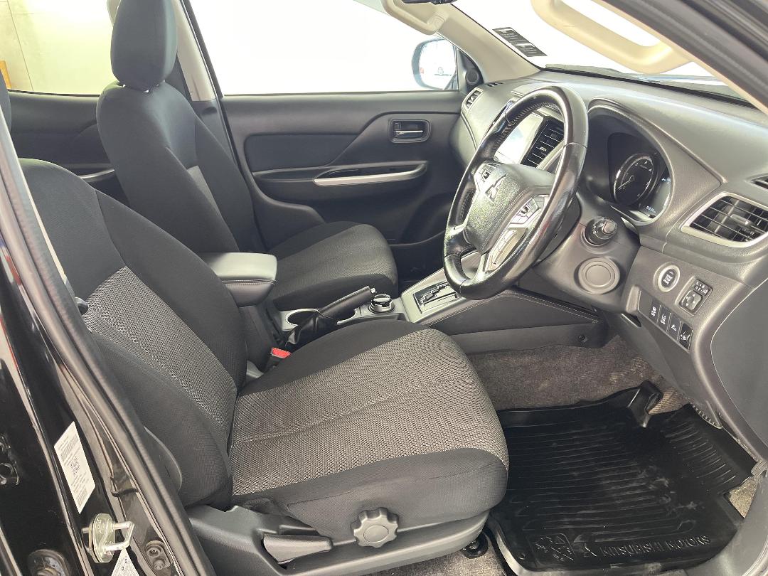 Photo '16' of Mitsubishi Triton