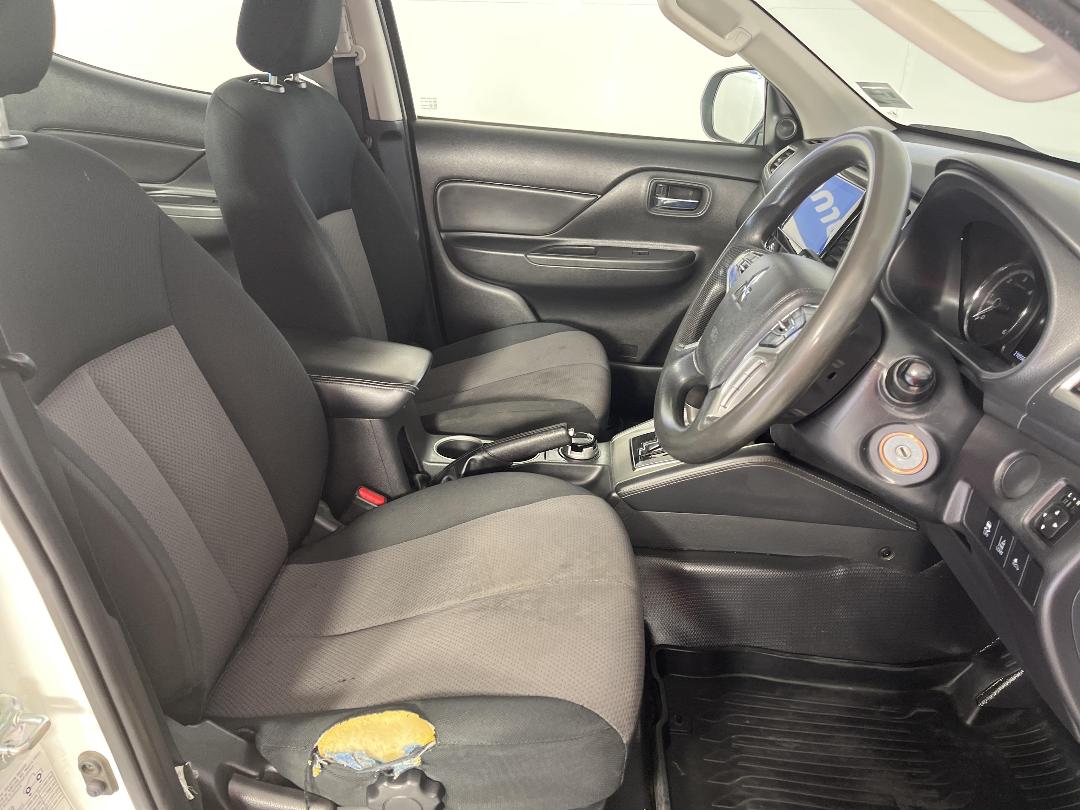 Photo '16' of Mitsubishi Triton