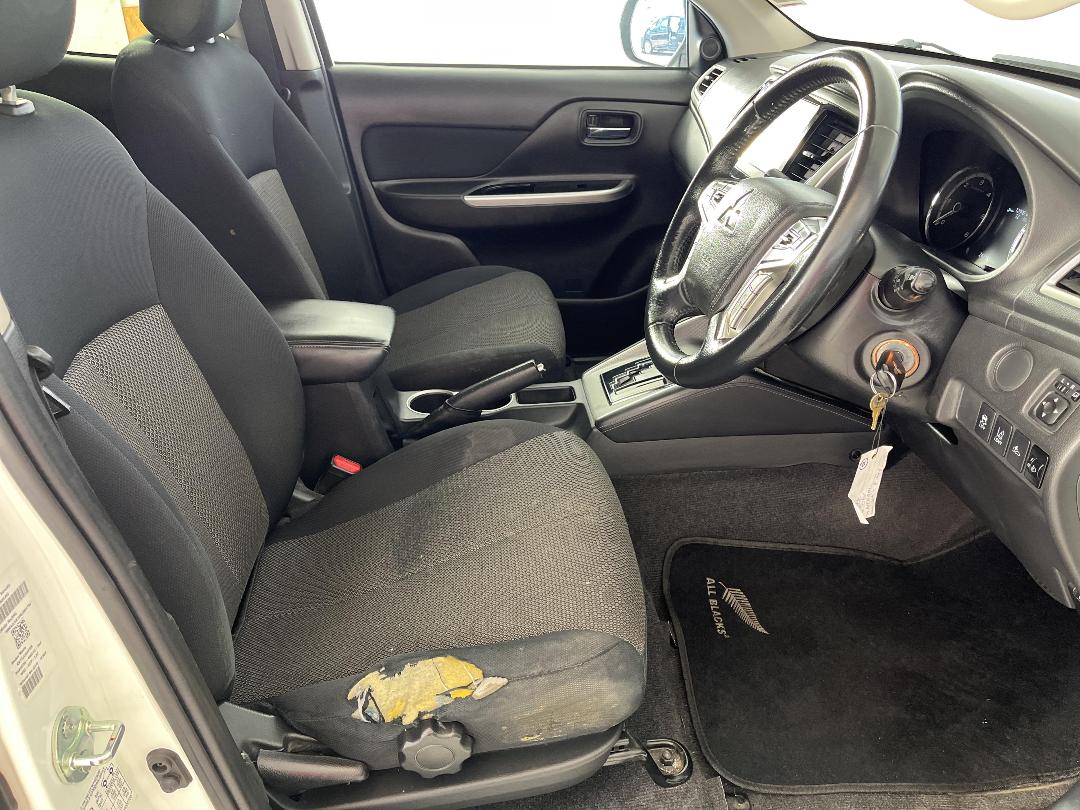 Photo '16' of Mitsubishi Triton