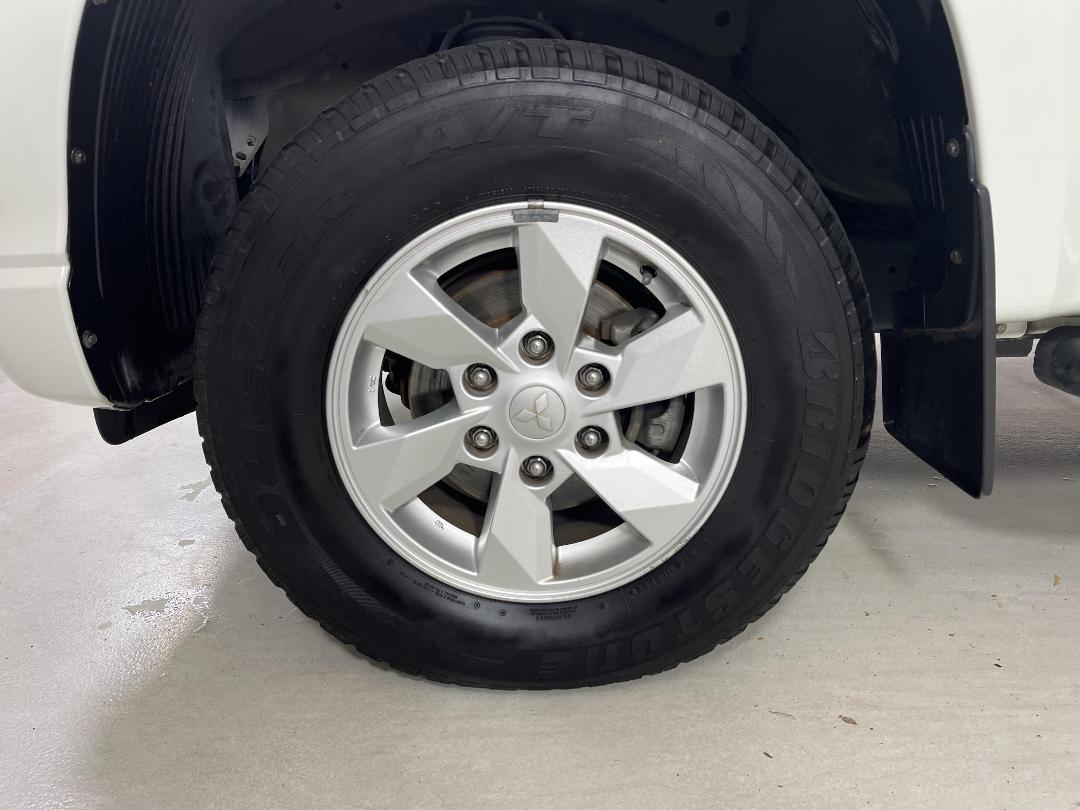 Photo '10' of Mitsubishi Triton