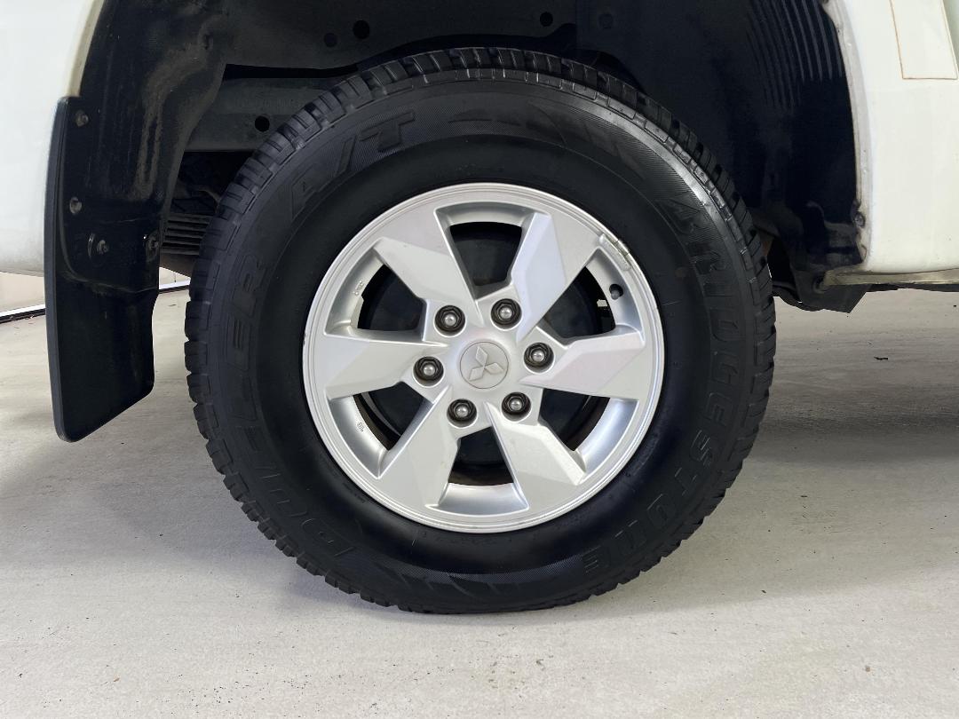 Photo '12' of Mitsubishi Triton