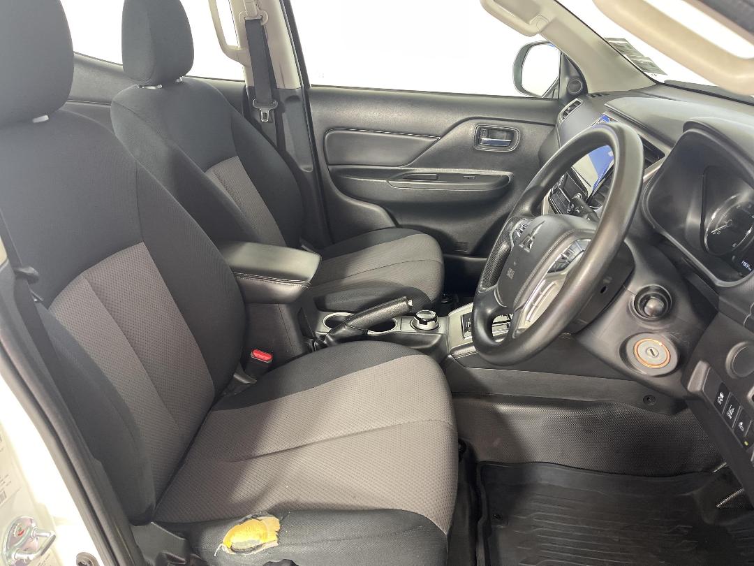 Photo '16' of Mitsubishi Triton