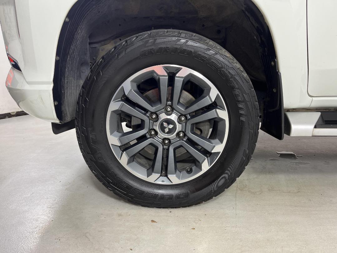 Photo '10' of Mitsubishi Triton