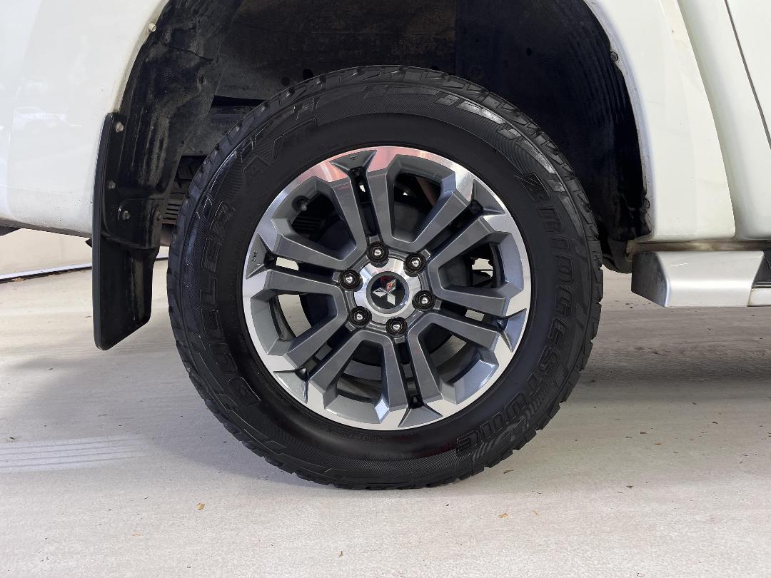 Photo '12' of Mitsubishi Triton