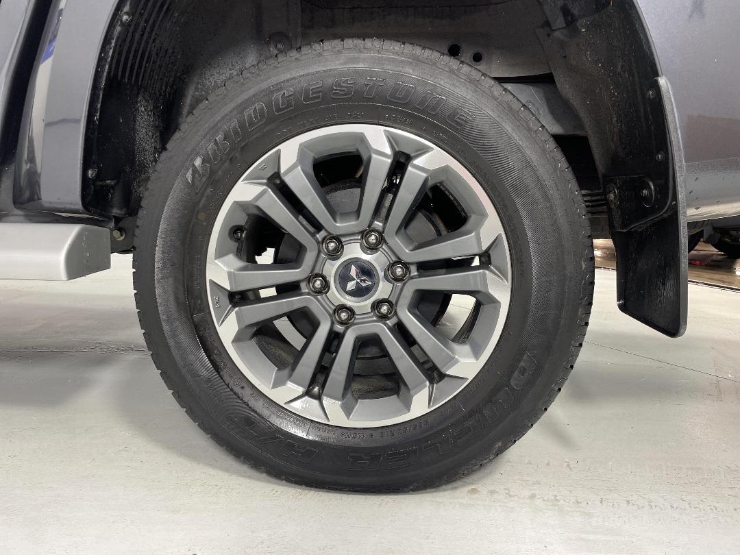 Photo '11' of Mitsubishi Triton