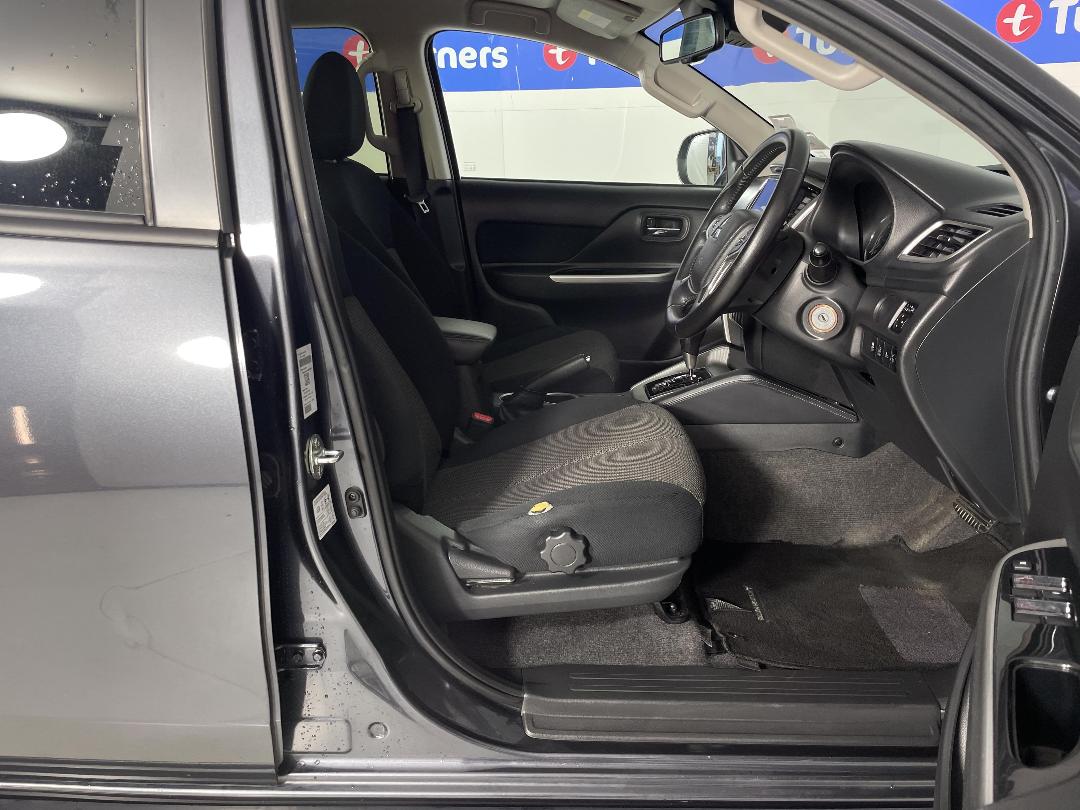 Photo '16' of Mitsubishi Triton