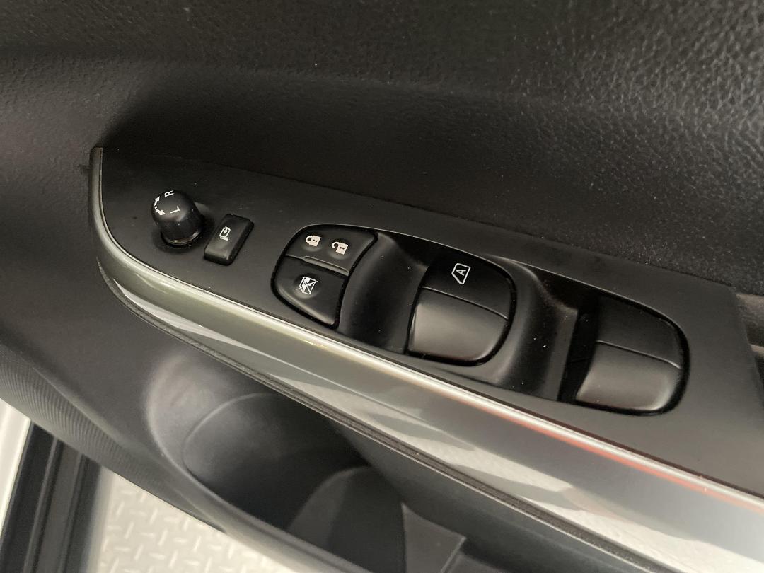 Photo '24' of Nissan Navara