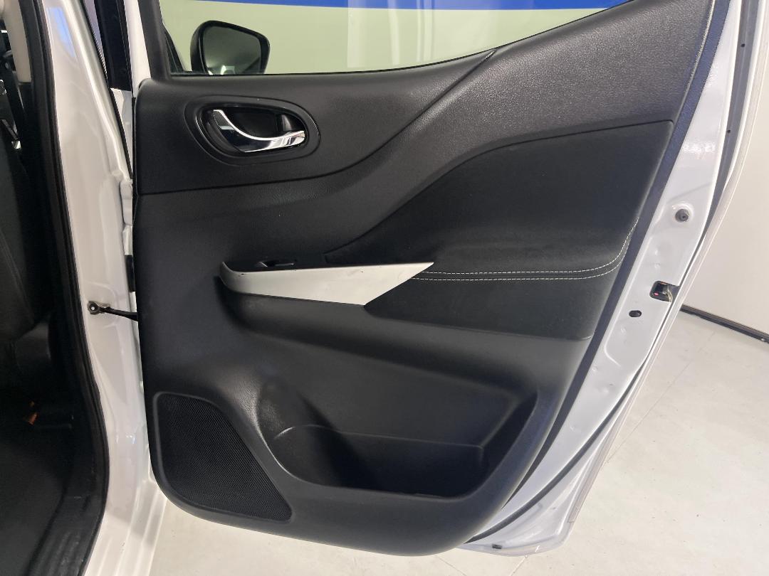 Photo '18' of Nissan Navara