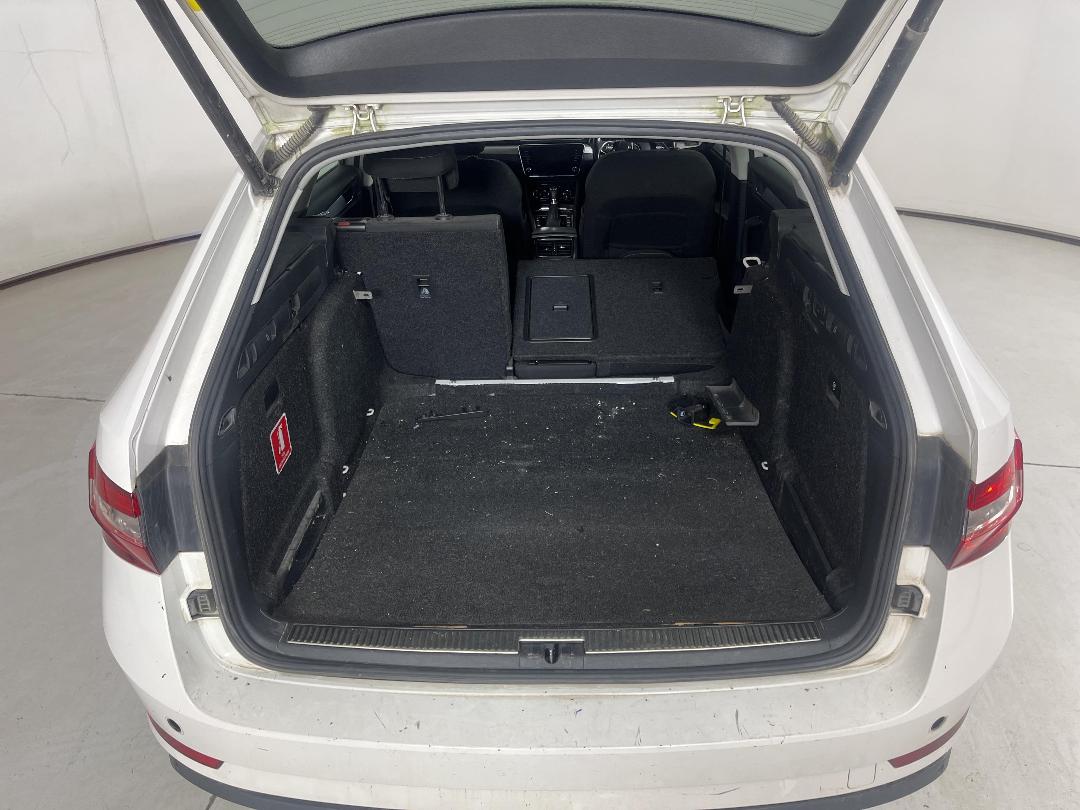 Photo '12' of Skoda Superb WGN Ambition 162KW