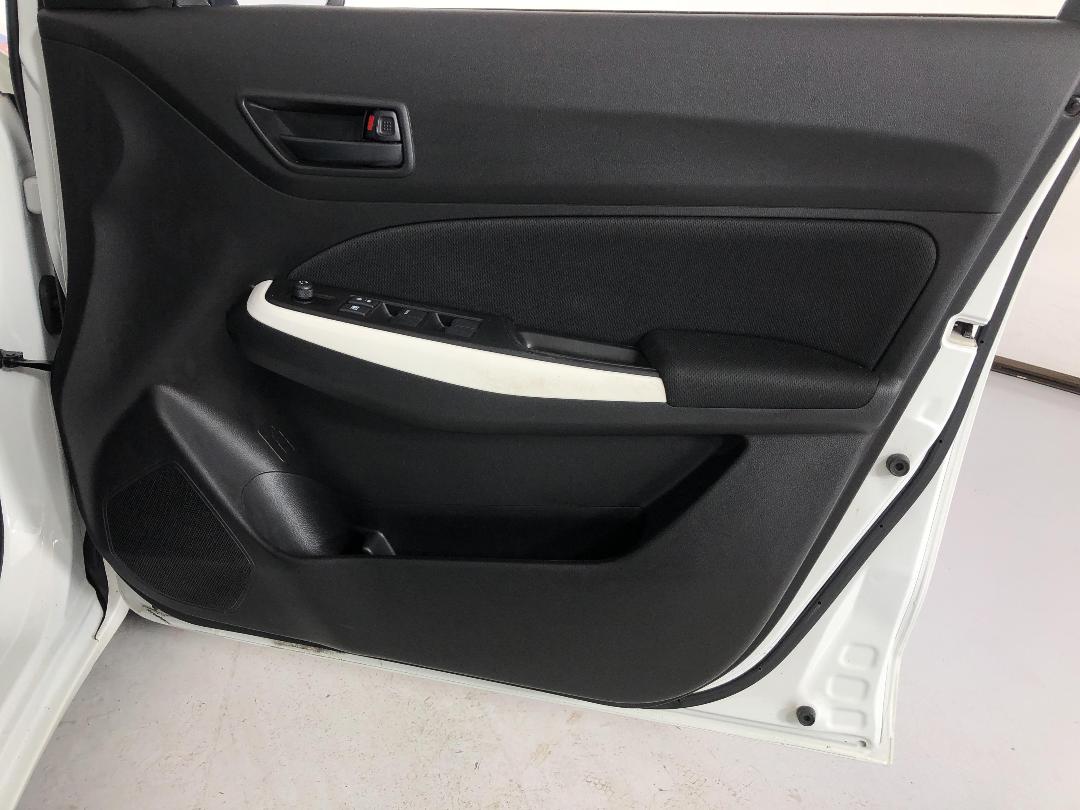 Photo '15' of Suzuki Swift