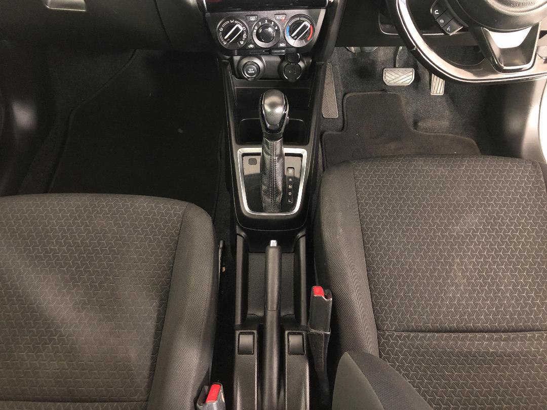 Photo '18' of Suzuki Swift