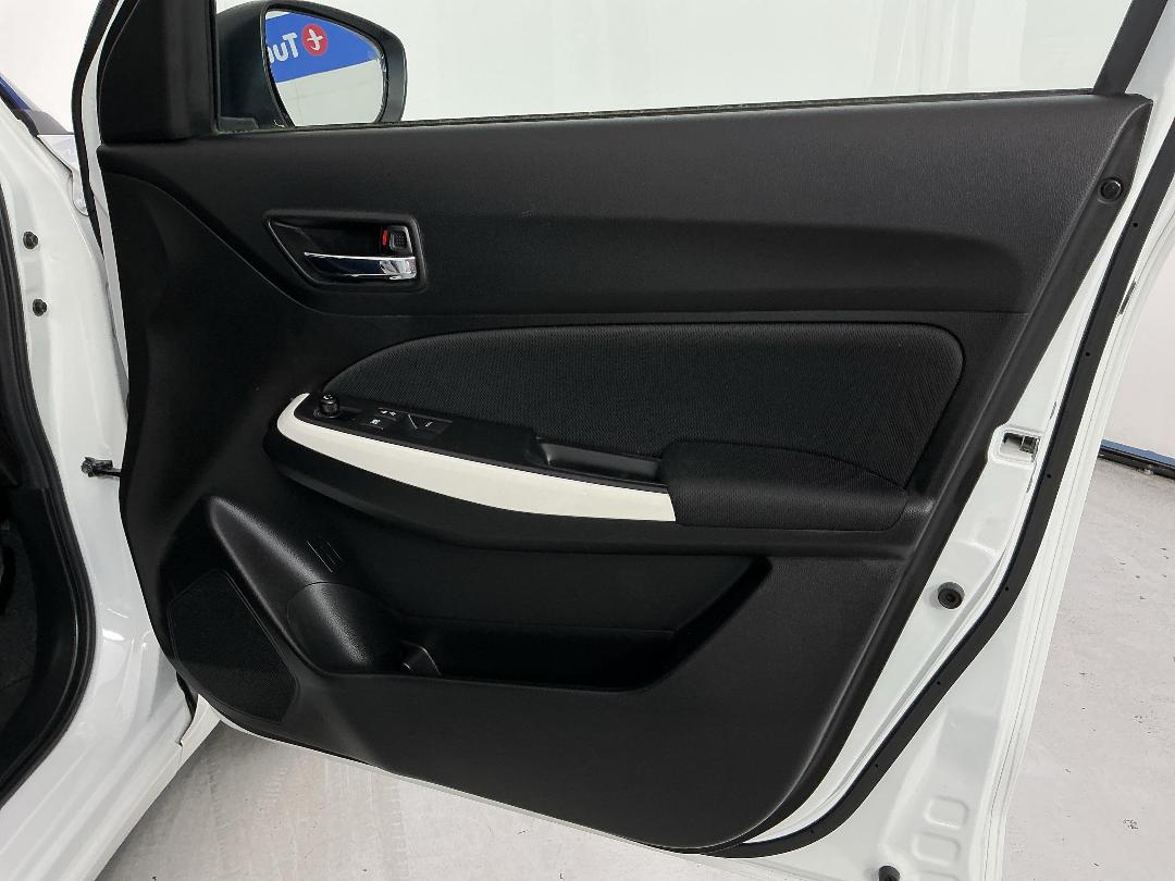 Photo '15' of Suzuki Swift