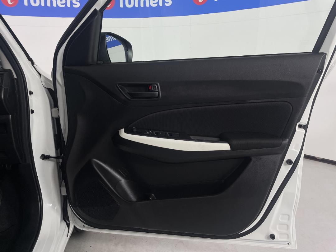 Photo '15' of Suzuki Swift