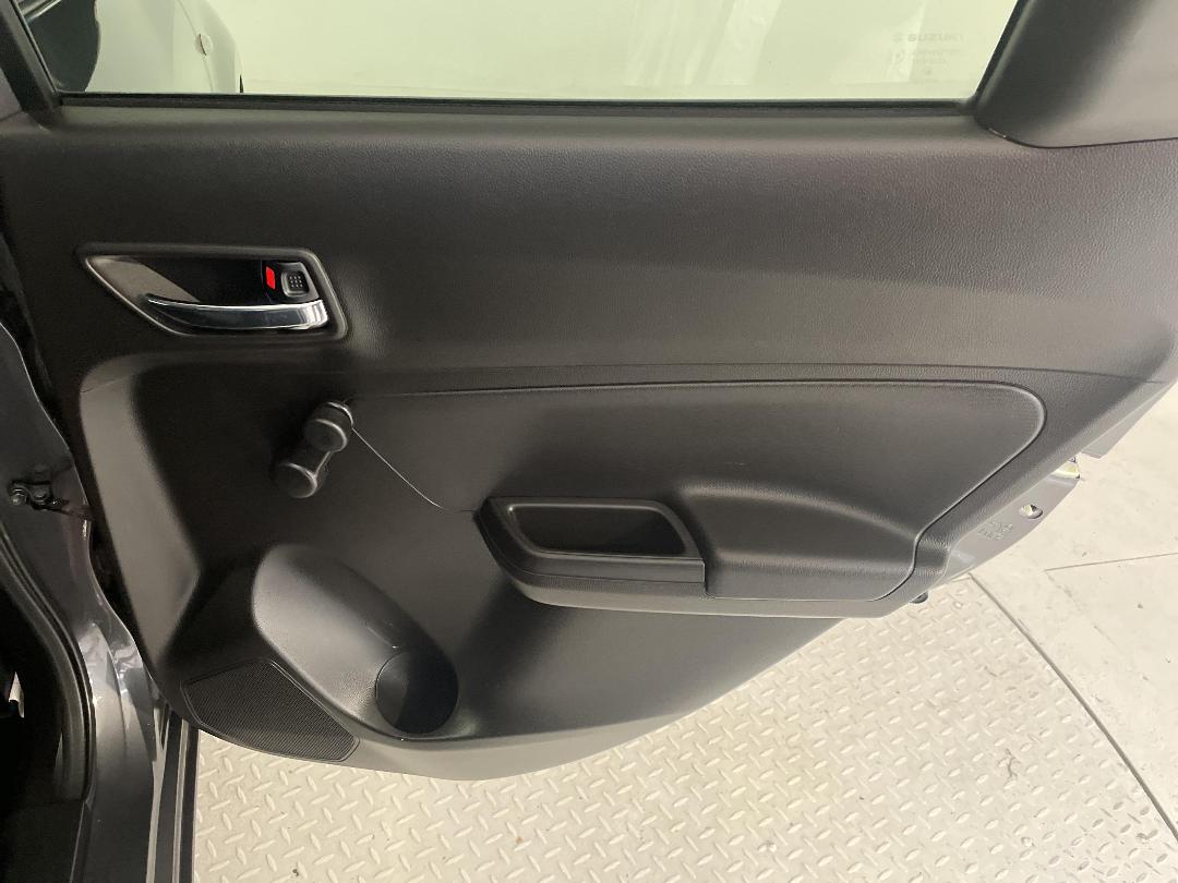 Photo '19' of Suzuki Swift