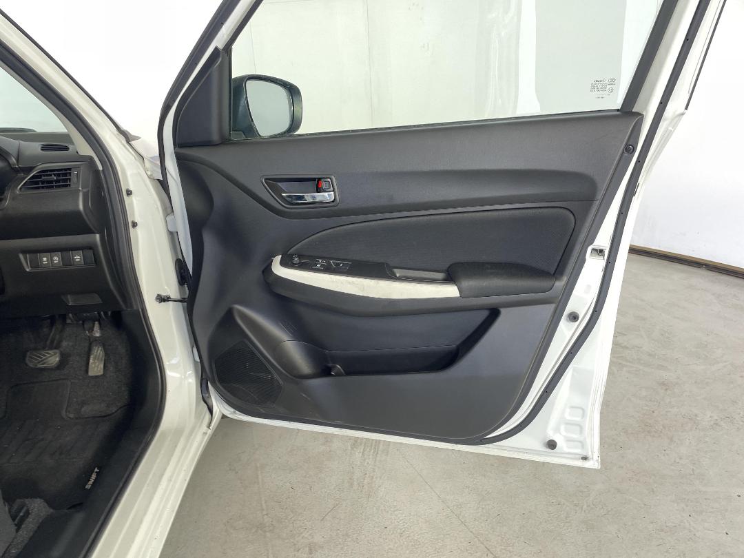 Photo '15' of Suzuki Swift