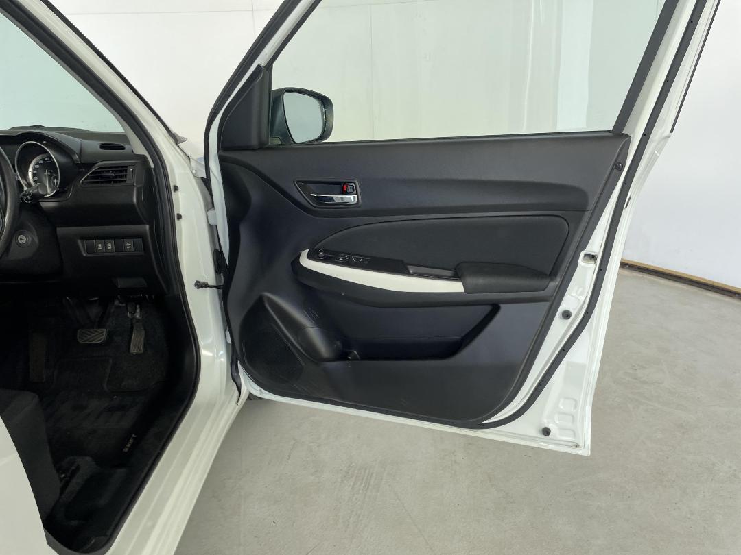 Photo '15' of Suzuki Swift