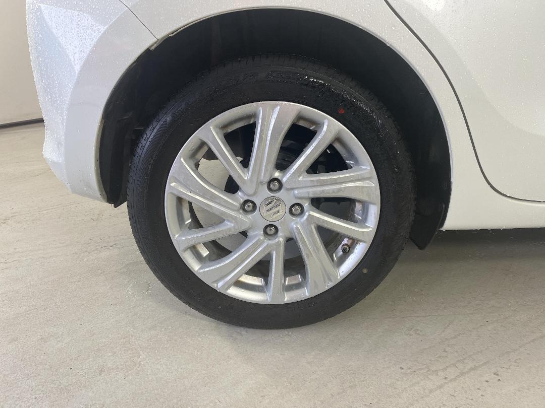 Photo '12' of Suzuki Swift