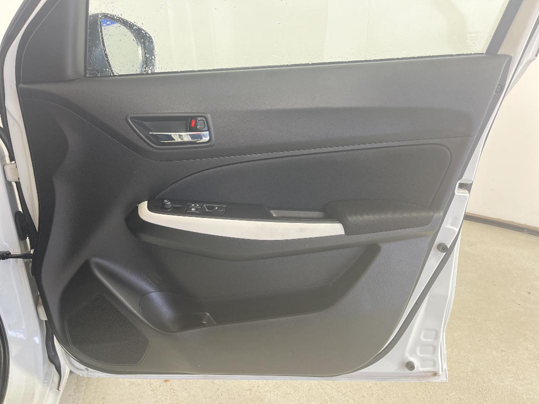 Photo '15' of Suzuki Swift