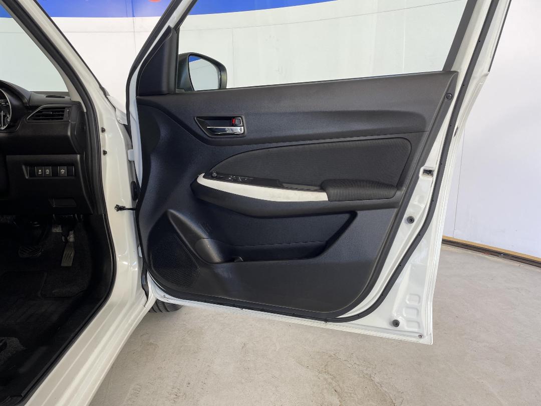 Photo '15' of Suzuki Swift