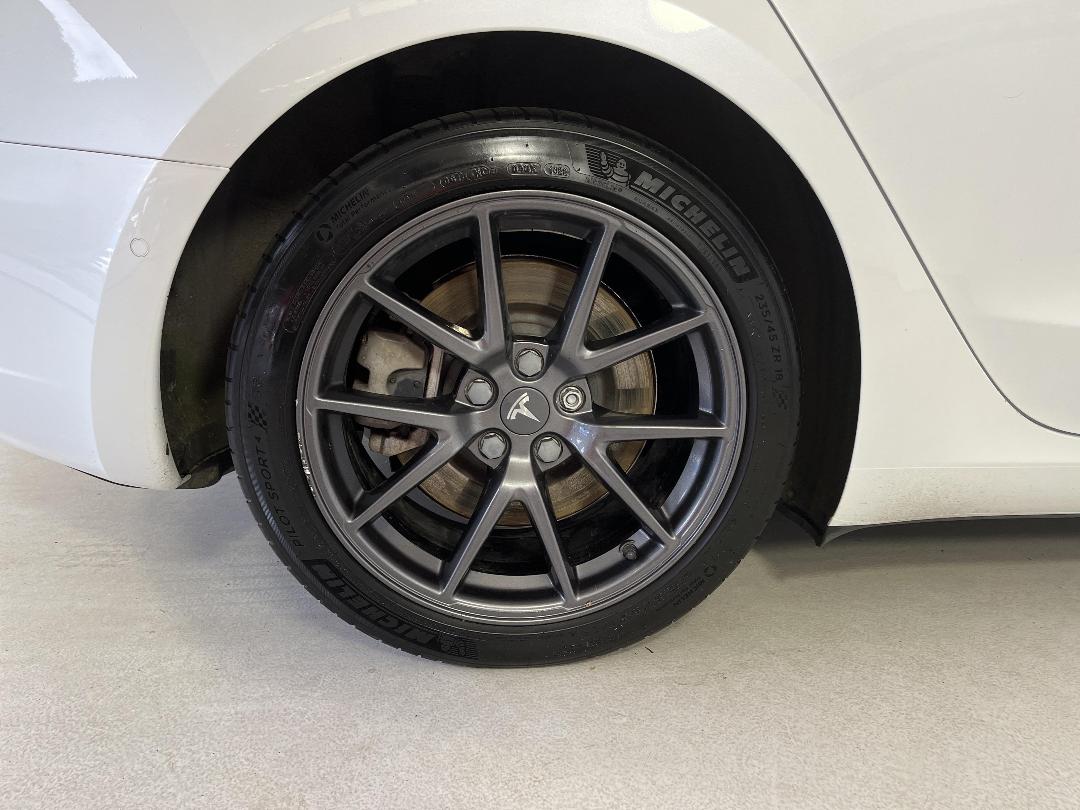 Photo '12' of Tesla Model 3