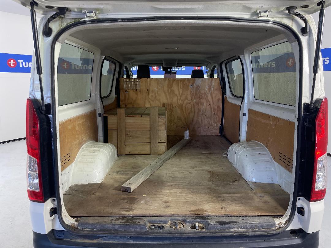 Photo '6' of Toyota Hiace ZR GVN