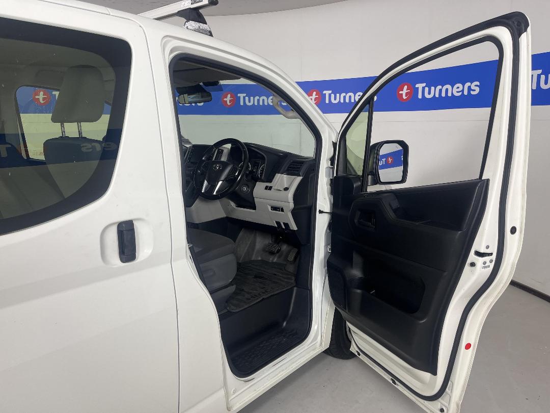 Photo '15' of Toyota Hiace Photo '15' of Toyota Hiace