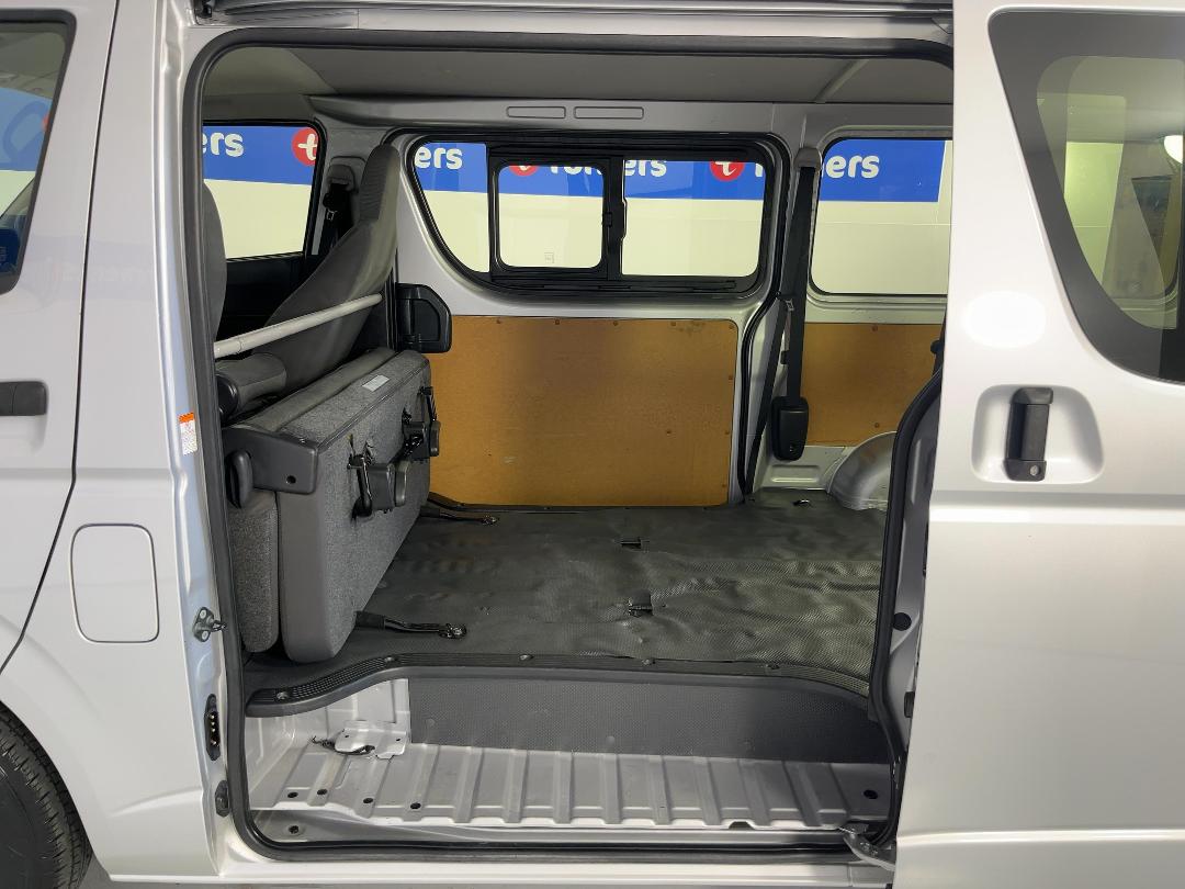 Photo '24' of Toyota Hiace