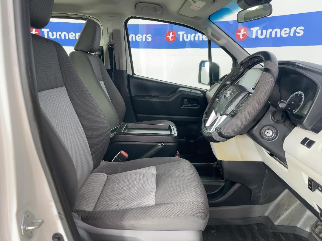 Photo '16' of Toyota Hiace Photo '16' of Toyota Hiace