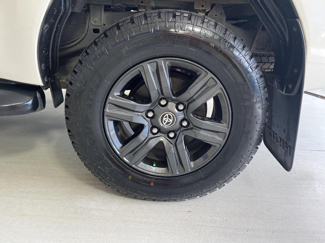 Photo '11' of Toyota Hilux