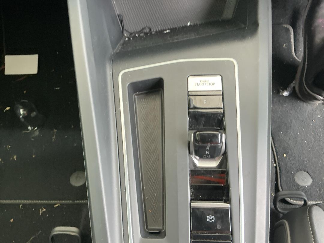 Photo '11' of Volkswagen Golf TSI R-Line Photo '11' of Volkswagen Golf TSI R-Line