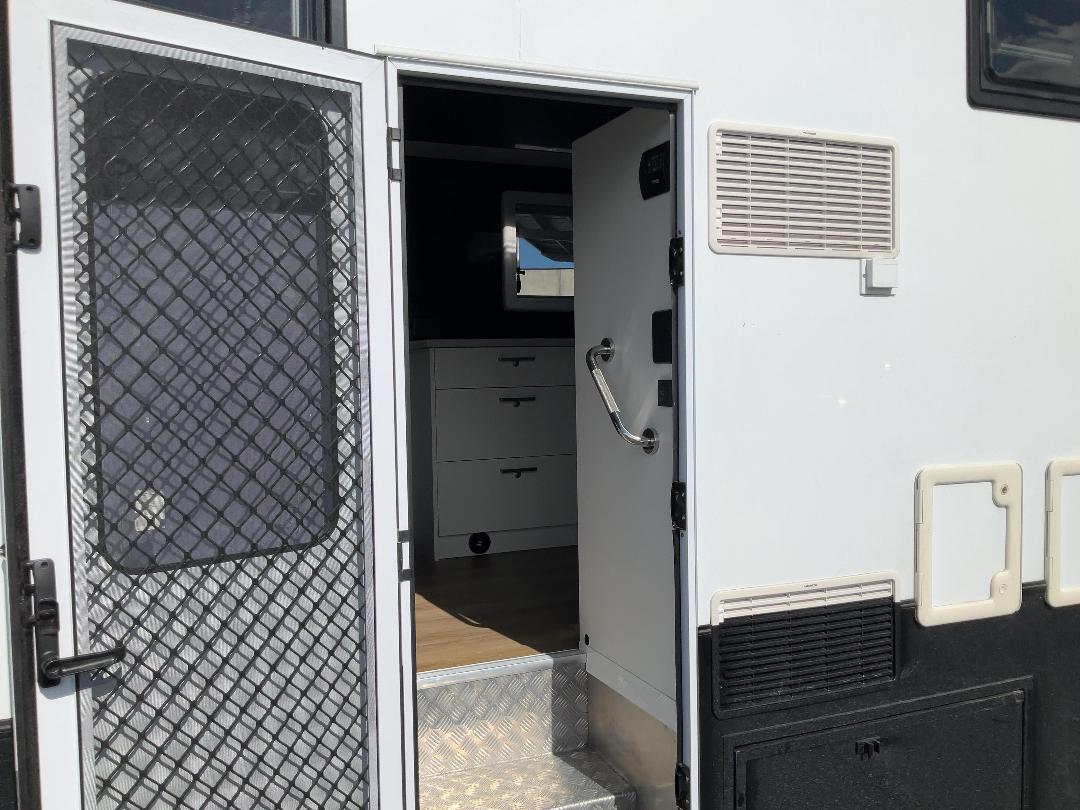 Photo '13' of Fuso Fighter FK62FLY1Rfal Horse Truck