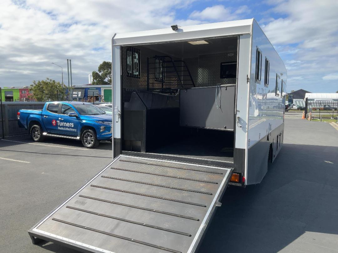 Photo '29' of Fuso Fighter FK62FLY1Rfal Horse Truck