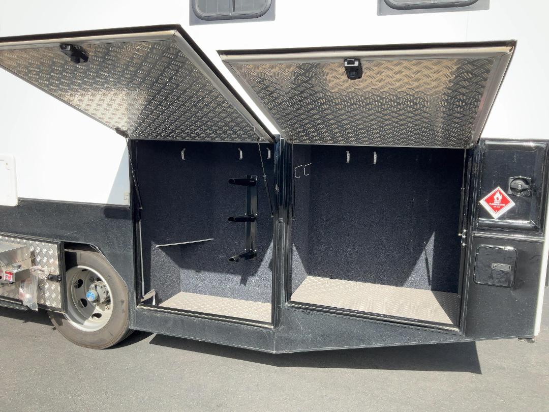 Photo '37' of Fuso Fighter FK62FLY1Rfal Horse Truck