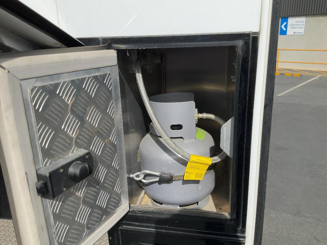 Photo '40' of Fuso Fighter FK62FLY1Rfal Horse Truck