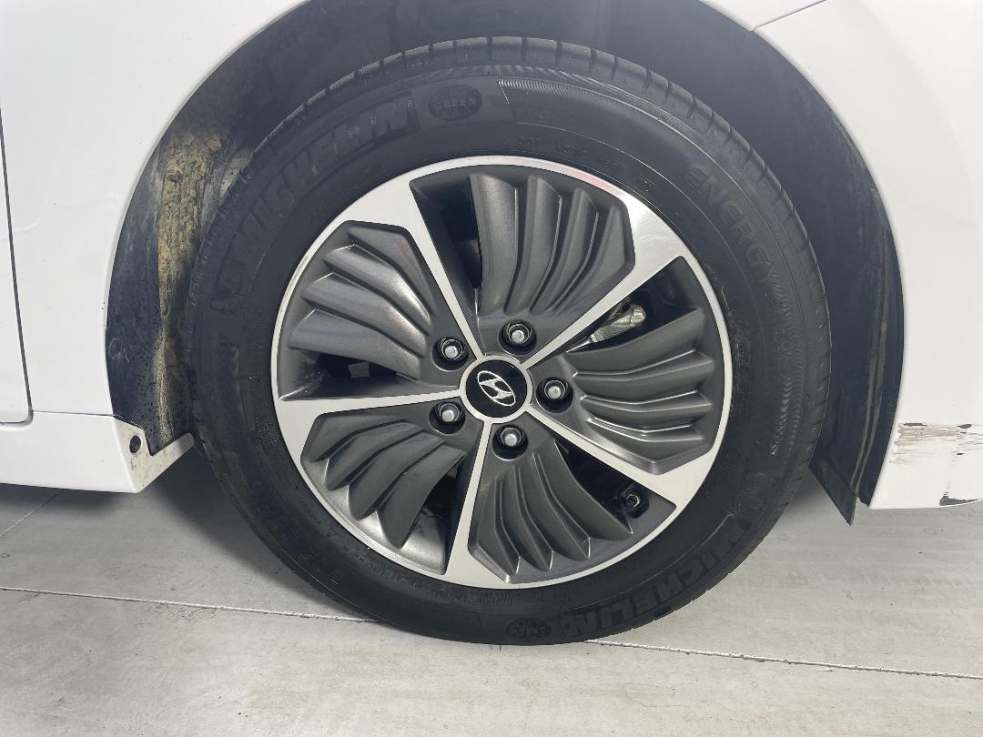 Photo '9' of Hyundai Ioniq Photo '9' of Hyundai Ioniq