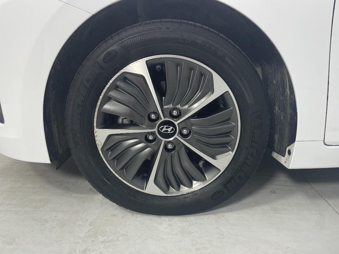 Photo '10' of Hyundai Ioniq Photo '10' of Hyundai Ioniq