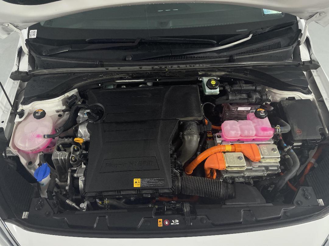 Photo '13' of Hyundai Ioniq Photo '13' of Hyundai Ioniq