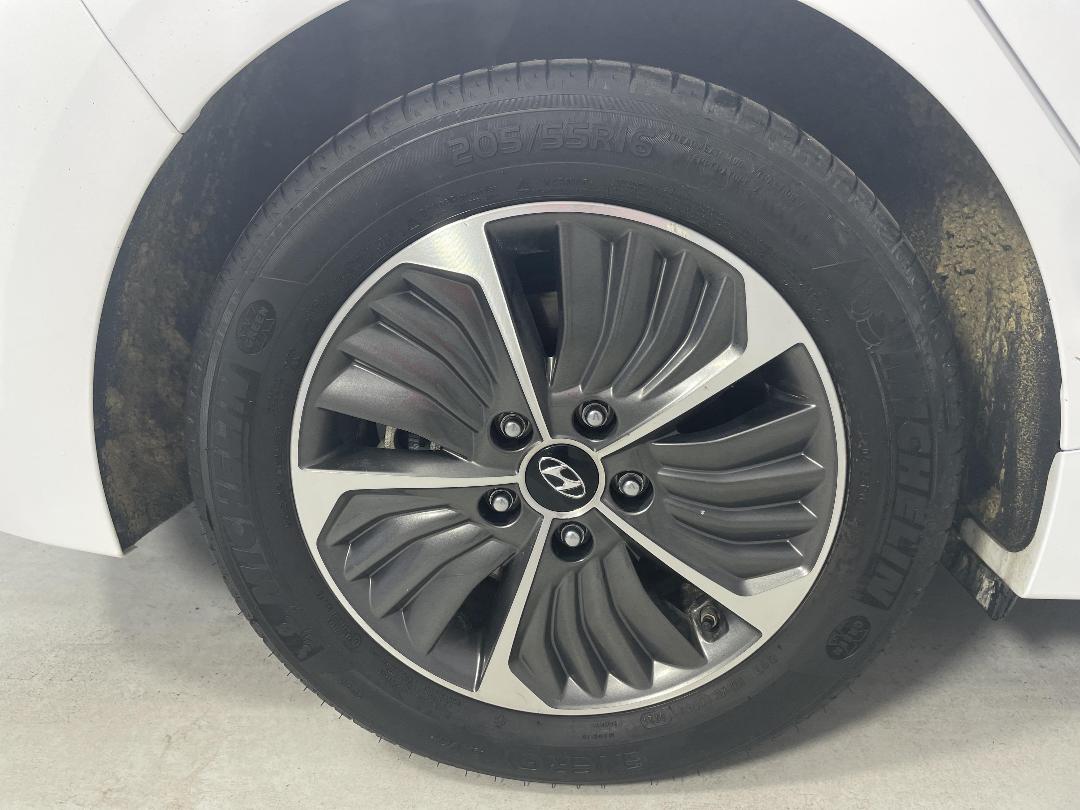 Photo '12' of Hyundai Ioniq Photo '12' of Hyundai Ioniq