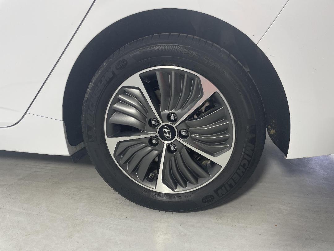 Photo '11' of Hyundai Ioniq Photo '11' of Hyundai Ioniq