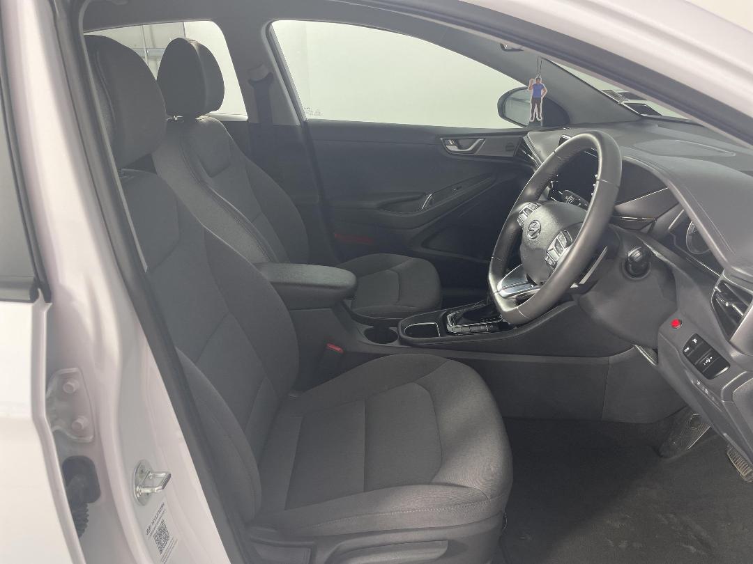 Photo '16' of Hyundai Ioniq Photo '16' of Hyundai Ioniq
