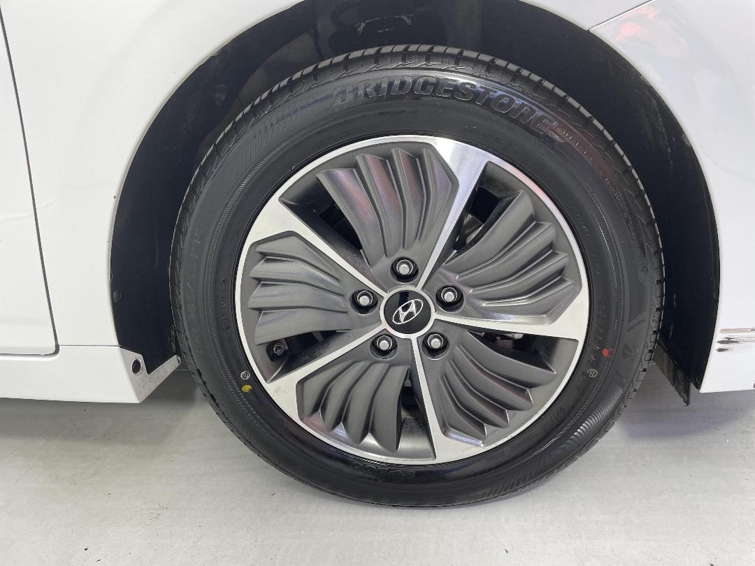 Photo '9' of Hyundai Ioniq Photo '9' of Hyundai Ioniq