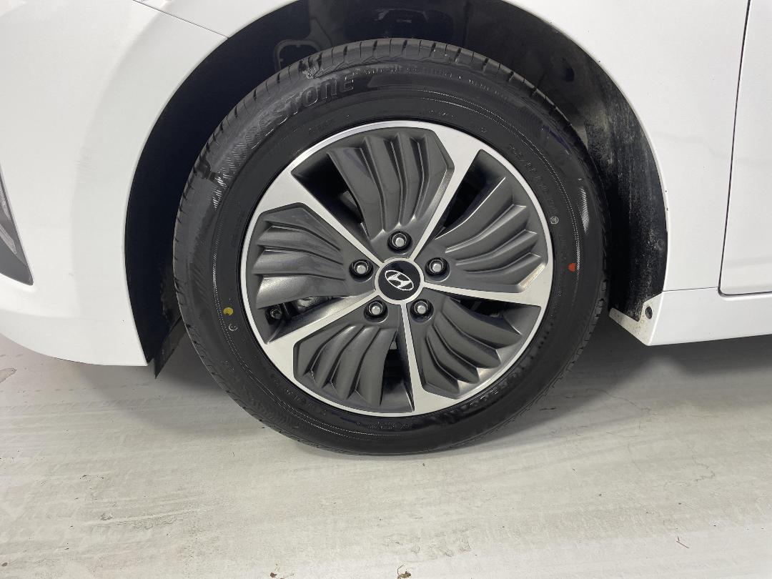 Photo '10' of Hyundai Ioniq Photo '10' of Hyundai Ioniq