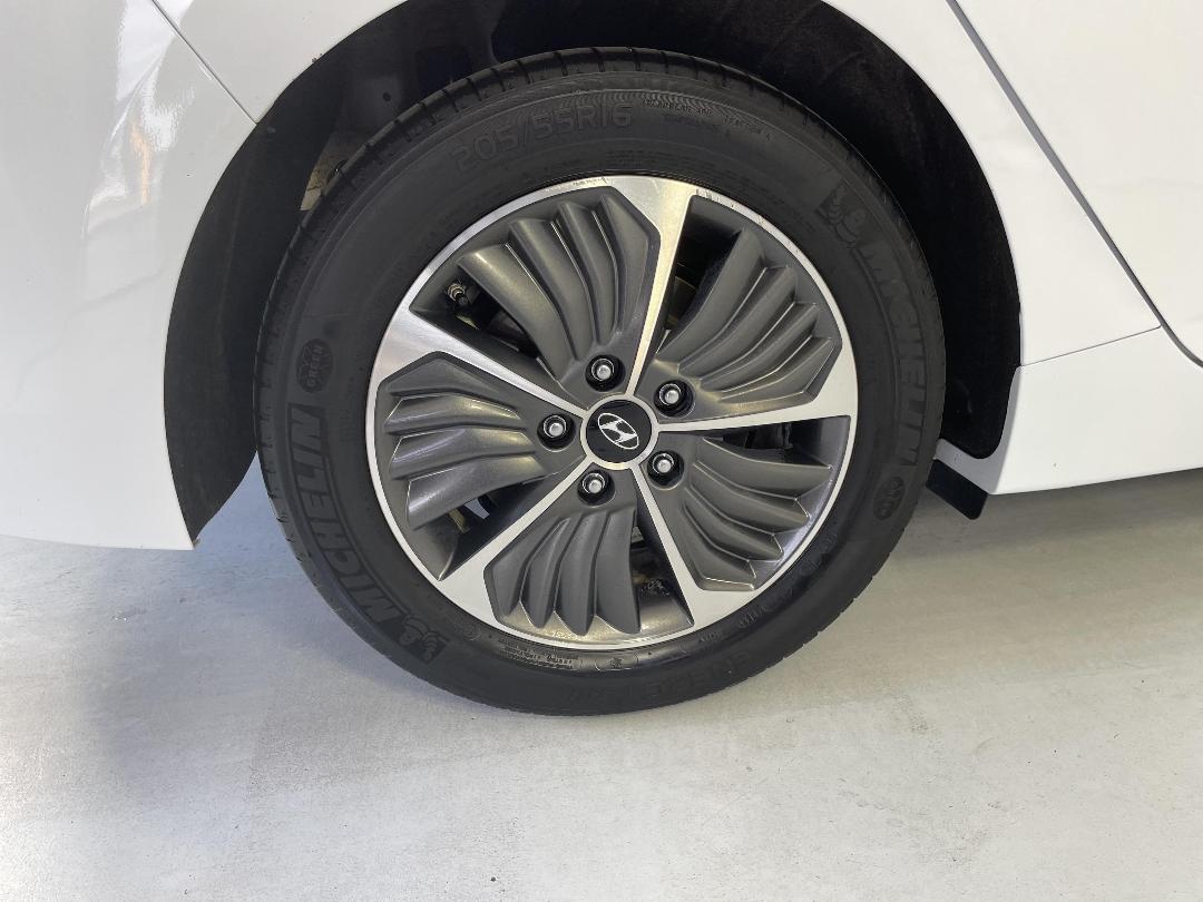 Photo '12' of Hyundai Ioniq Photo '12' of Hyundai Ioniq