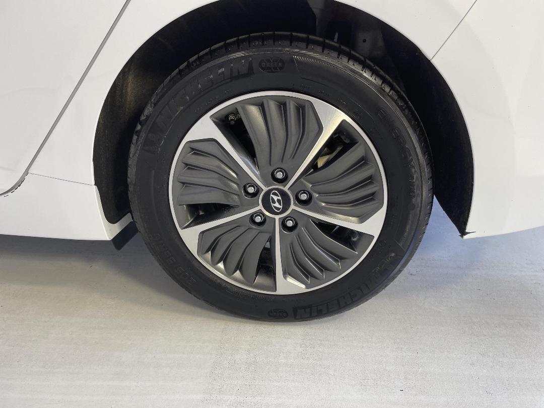 Photo '11' of Hyundai Ioniq Photo '11' of Hyundai Ioniq