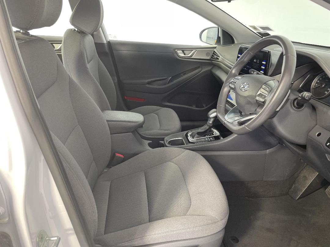 Photo '16' of Hyundai Ioniq Photo '16' of Hyundai Ioniq