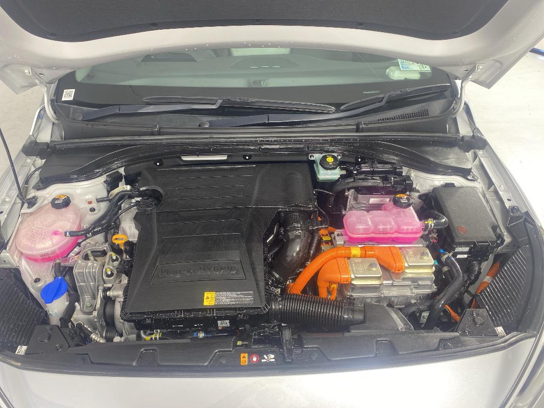 Photo '13' of Hyundai Ioniq Photo '13' of Hyundai Ioniq