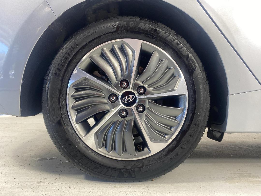 Photo '12' of Hyundai Ioniq Photo '12' of Hyundai Ioniq