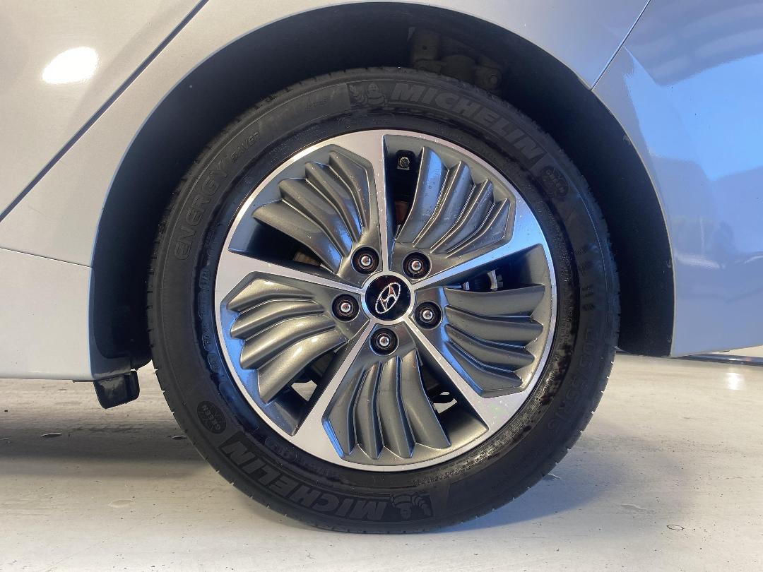 Photo '11' of Hyundai Ioniq Photo '11' of Hyundai Ioniq